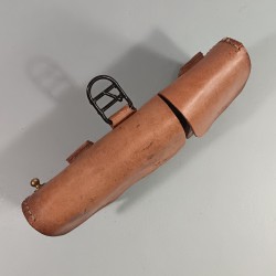 CARTOUCHIERE MODELE 1935 / 1937 COTE GAUCHE COULEUR MARRON CUIR LISSE TAMPONNEE ANNEES 1940